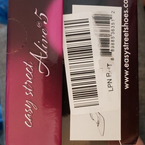 Easy Street Silver Satin Moonlight Dress Pump Size 6 Extra Wide - Picture 9 of 9